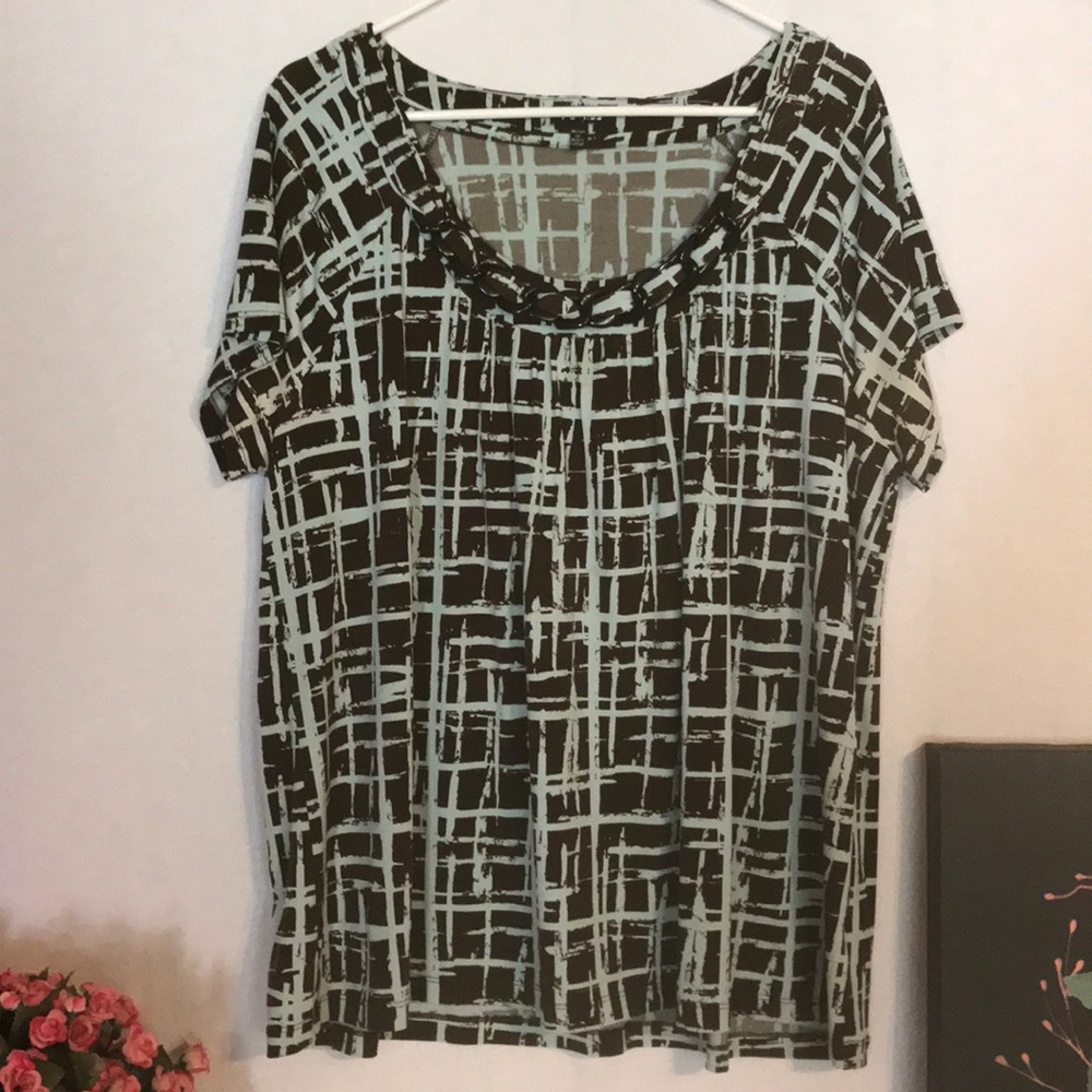 Geometric Pattern Top. Short Sleeve.